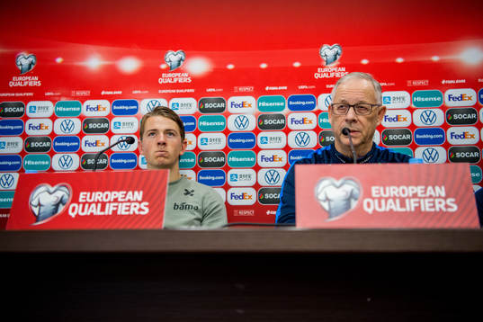 Sander Berge and Lars Lagerbäck, head coach of Norway