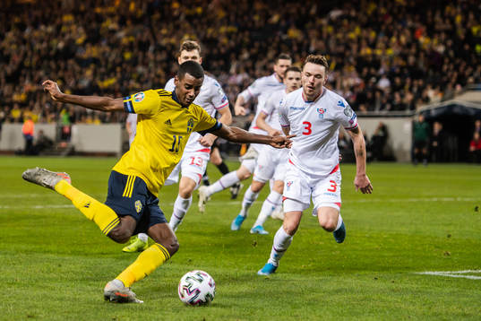 Alexander Isak of Sweden and Viljormur Davidsen of Faroe