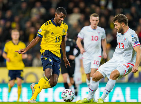Alexander Isak of Sweden and Rogvi Baldvinsson of Faroe
