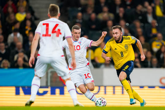 Solvi Vatnhamar of Faroe Islands and Muamer Tankovic of