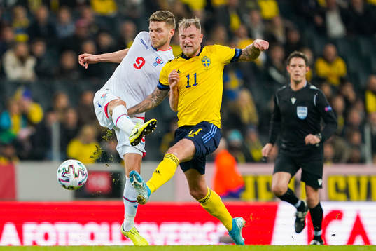 Gilli Rólantsson of Faroe Islands and John Guidetti of
