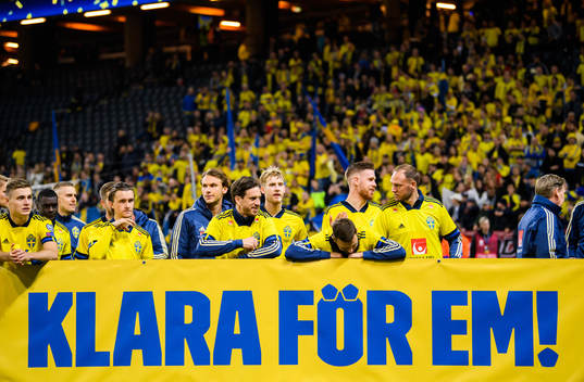 Marcus Berg of Sweden looks at the sign ”Klara för EM!”