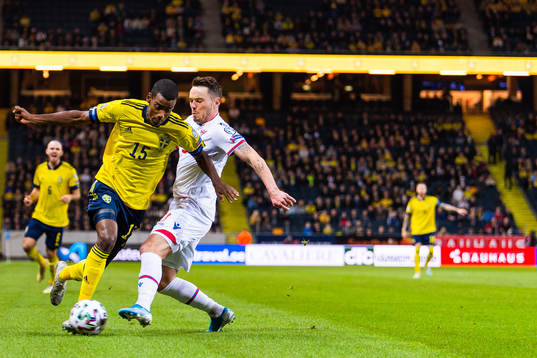Alexander Isak of Sweden and Viljormur Davidsen of Faroe