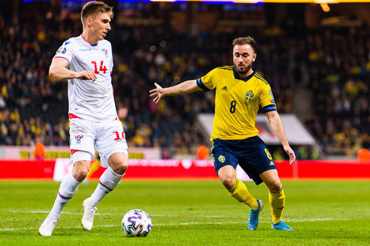 Joan Edmundsson of Faroe Islands and Muamer Tankovic of