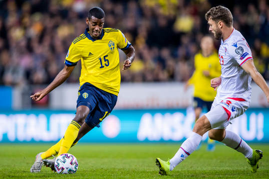 Alexander Isak of Sweden and Rogvi Baldvinsson of Faroe