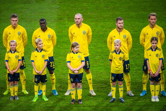 Mascots infront of Mattias Svanberg , Ken Sema , Marcus