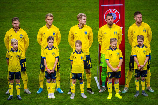 Mascots infront of Riccardo Gagliolo , Sebastian Andersson