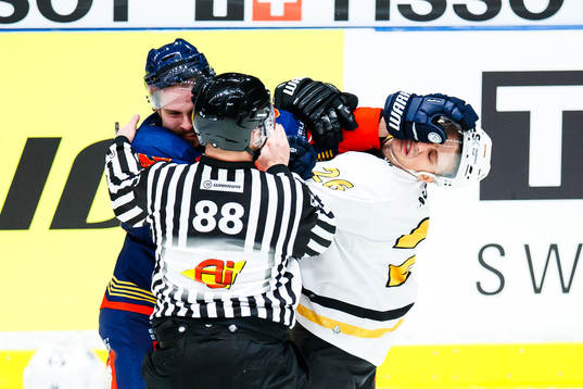 Albin Grewe of Djurgården fights Patrik Norén of