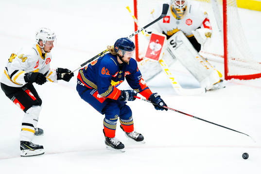 Jonathan Pudas of Skellefteå and Manuel Ågren of