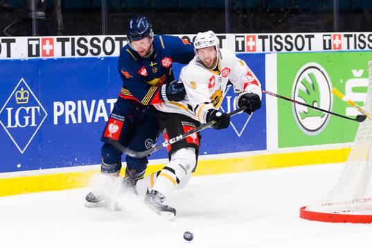 Niclas Bergfors of Djurgården battles with Petter Granberg