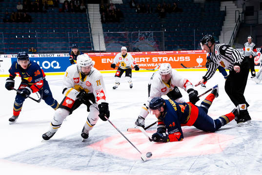 Tom Pyatt of Skellefteå steals the puck in front of Tom
