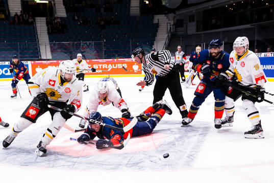 Tom Pyatt of Skellefteå steals the puck in front of Tom