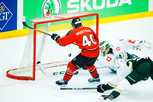 Joel Mustonen of Frölunda scores the 4-1 goal behind