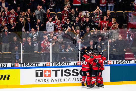 Nicklas Lasu of Frölunda celebrates scoring 7-2 with team