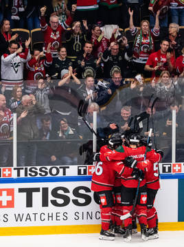 Nicklas Lasu of Frölunda celebrates scoring 7-2 with team