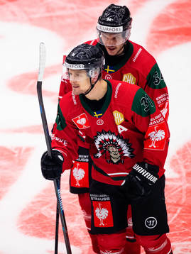 Nicklas Lasu of Frölunda celebrates scoring 6-2 with team