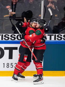 Nicklas Lasu of Frölunda celebrates scoring 6-2 with team