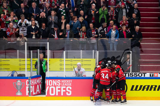 Nicklas Lasu of Frölunda celebrates scoring 6-2 with team