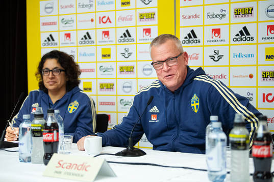 Press officer Ester Kristiansson and head coach Janne