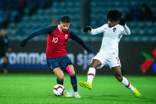 Aron Leonard Dønnum of Norway and Thierry Correira of