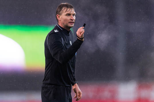 Referee Segei Lapochkin