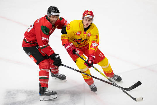 Joel Lundqvist of Frölunda and Janis Moser of Biel-Bienne