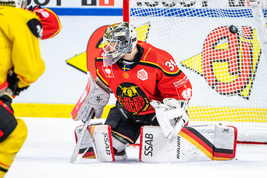 Andrew Ebbett of SC Bern, not pictured, scores the 0-1 goal