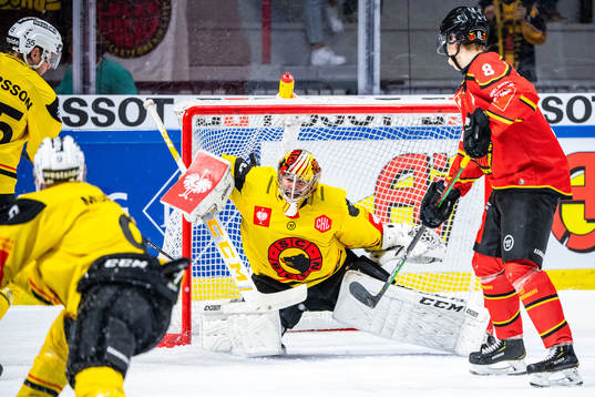 Arttu Ilomäki of Luleå scores the 2-1 goal behind