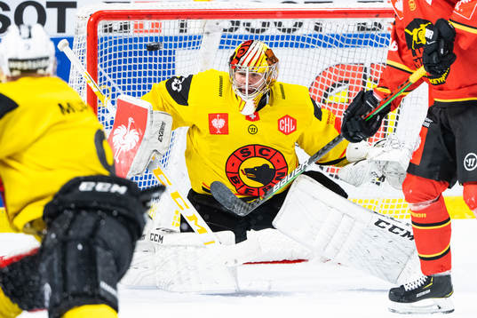 Arttu Ilomäki of Luleå (not in picture) scores 2-1 behind