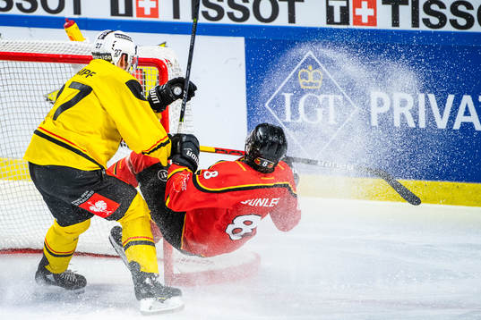 Marc Kämpf of SC Bern and Noel Gunler of Luleå