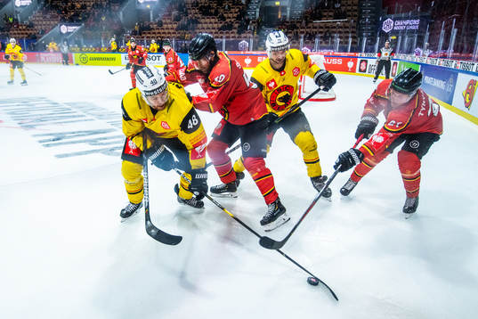 Matthias Bieber of SC Bern and Daniel Sondell of Luleå