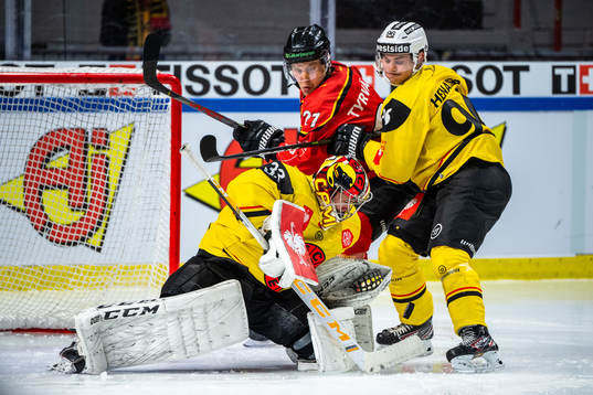 Goalkeeper Pascal Caminada of SC Bern