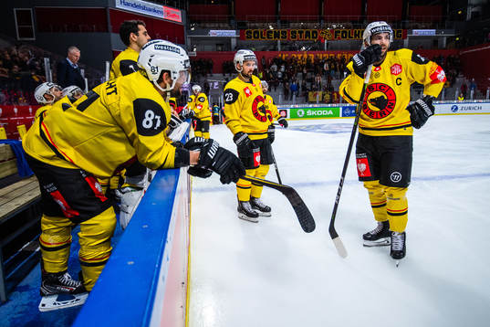 Thomas Rüfenacht, and Vincent Praplan of SC Bern looks