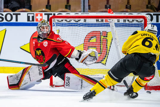 Goalkeeper Joel Lassinantti of Luleå against Ramon