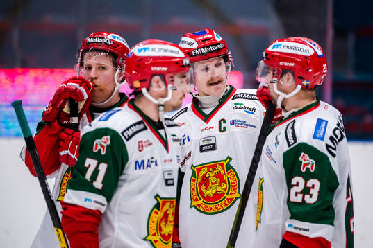 Moras Adam Masuhr deppar med lagkamrater