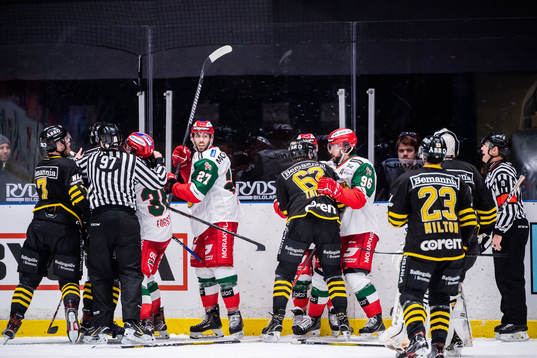 Ett bråk mellan spelarna uppstår