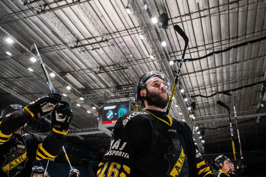 s John Henrion jublar med lagkamrater