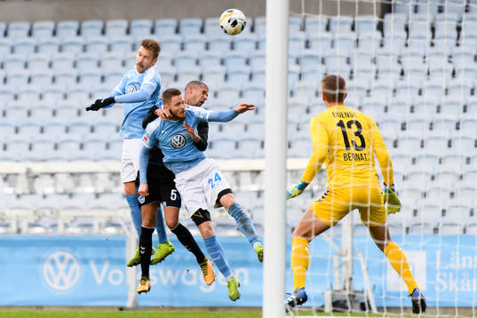 Malmö FFs Rasmus Bengtsson och Lasse Nielsen i nickduell