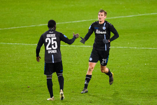 Odenses Mathias Peter Greve Petersen jublar med Moses Opondo