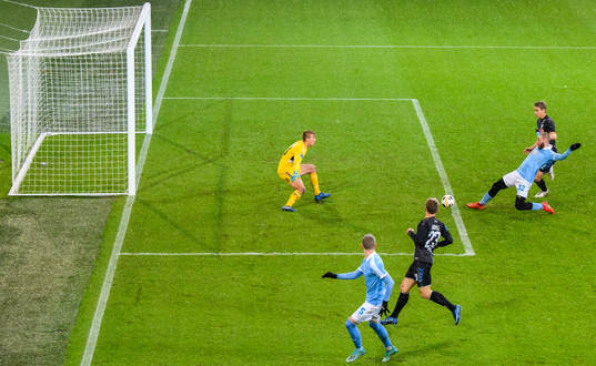 Malmö FFs Jo Inge Berget med en målchans mot Odenses
