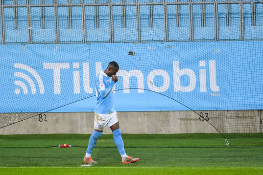 Malmö FFs Bonke Innocent lämnar planen