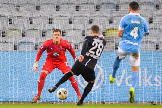 Malmö FFs målvakt Johan Dahlin och Odenses Anders