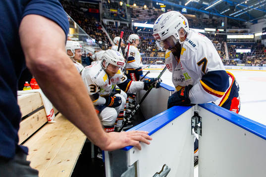 Djurgårdens Jason Garrison går av isen skadad
