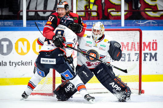 Malmö Redhawks Emil Sylvegård mot Växjös Daniel Rahimi
