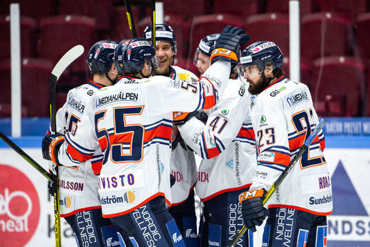 Växjös Ilari Melart  jublar med lagkamrater