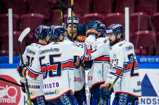 Växjös Ilari Melart jublar med lagkamraterna