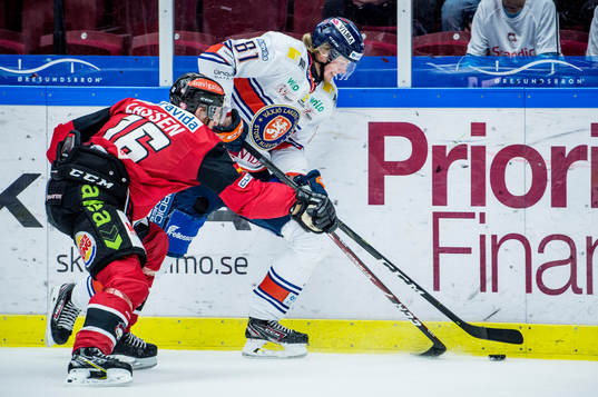 Växjös Fredrik Karlström mot Malmö Redhawks Matias