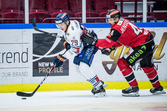 Växjös Pontus Holmberg mot Malmö Redhawks Jesper Jensen