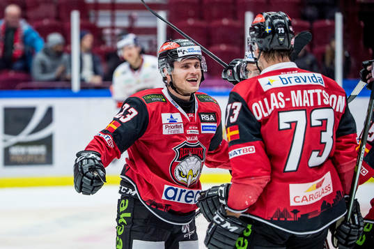 Malmö Redhawks Christoffer Forsberg jublar med Adam Ollas