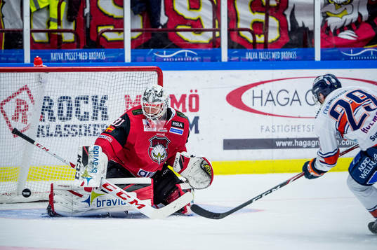 Växjös Pontus Holmberg mot Malmö Redhawks målvakt Lars